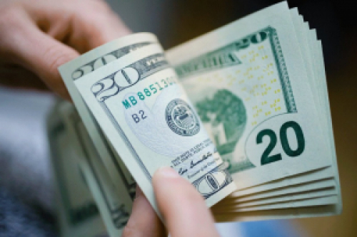 Dólar desacelera alta e opera abaixo de R$ 4,90 após leilões do BC.