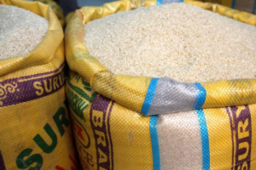 Preço do arroz interrompe escalada e cai, acompanhando dólar.
