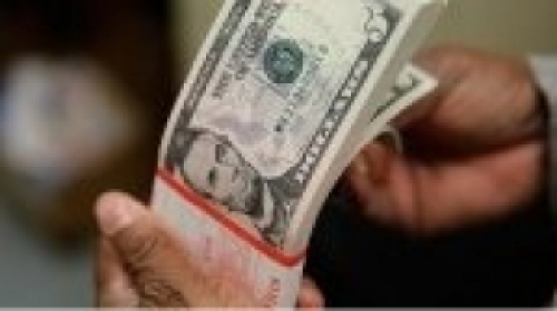 Dólar reverte queda e sobe mais de 1% com exterior e cautela sobre fiscal