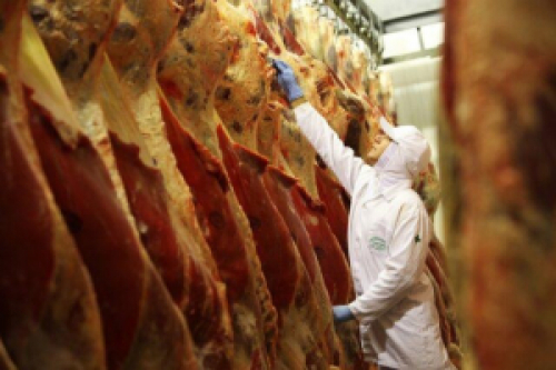 Arábia Saudita proíbe importação de cinco frigoríficos do Brasil