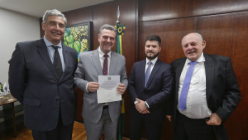Secretário Feltes entrega convite da 46ª Expointer ao ministro da Agricultura