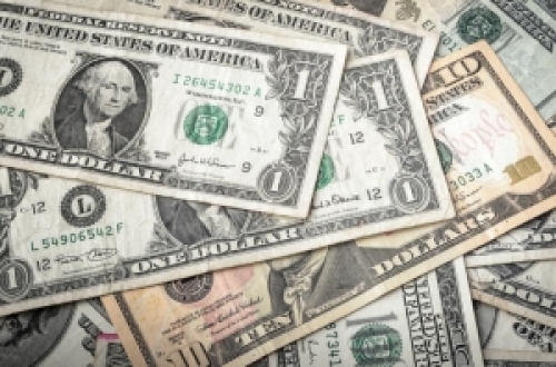 Dólar opera em alta e volta a ser negociado acima de R$ 3,90